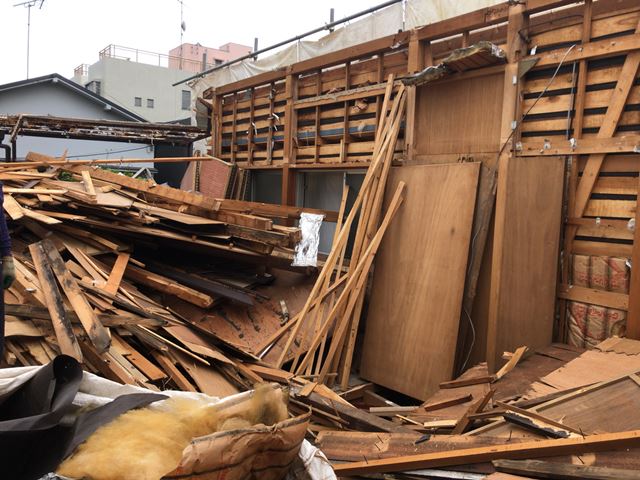 東京都文京区千駄木の木造2階建て家屋解体工事中の様子です。